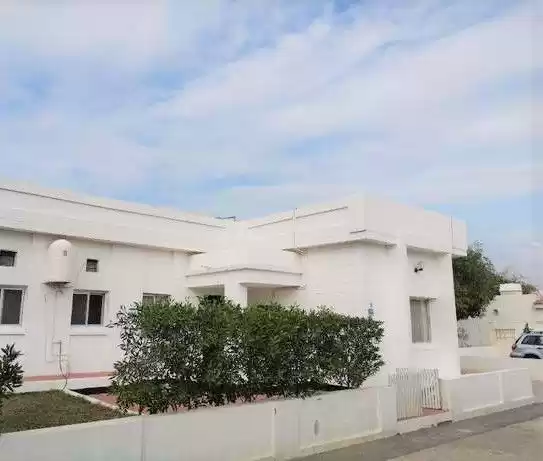 Residencial Listo Propiedad 3 + habitaciones de servicio S / F Villa en Compound  alquiler en Al Manamah #26214 - 1  image 
