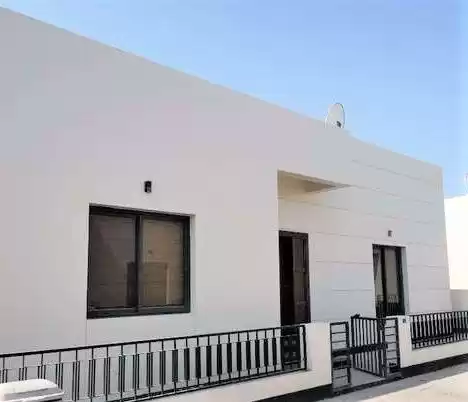 Residencial Listo Propiedad 3 + habitaciones de servicio S / F Villa en Compound  alquiler en Al Manamah #26221 - 1  image 