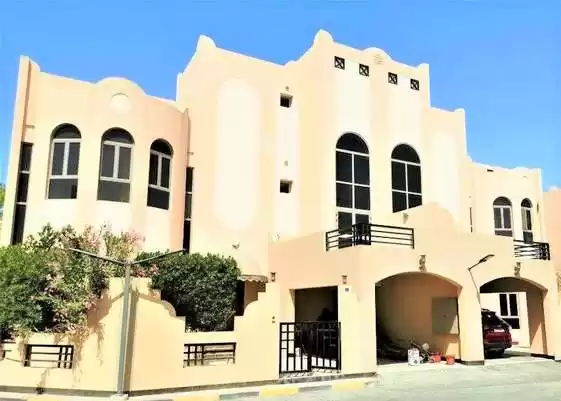 Residential Ready Property 4+maid Bedrooms U/F Villa in Compound  for rent in Al-Manamah #26237 - 1  image 