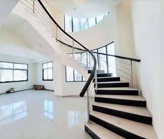 Wohn Klaar eigendom 5 + Zimmermädchen S/F Villa in Verbindung  zu vermieten in Al-Manama #26238 - 1  image 