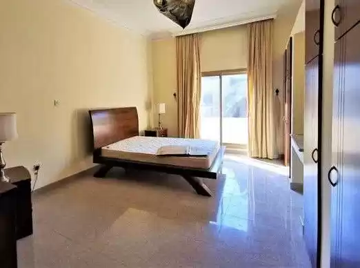 Wohn Klaar eigendom 4 + Zimmermädchen F/F Villa in Verbindung  zu vermieten in Al-Manama #26322 - 1  image 