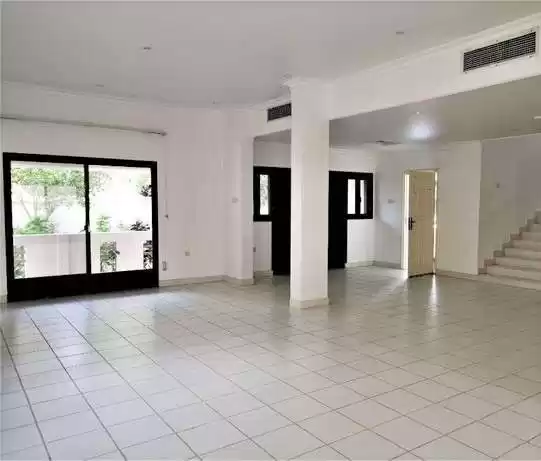 Wohn Klaar eigendom 4 + Zimmermädchen U/F Villa in Verbindung  zu vermieten in Al-Manama #26588 - 1  image 