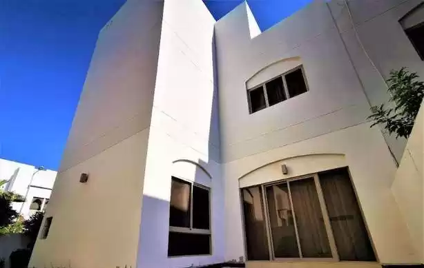 Wohn Klaar eigendom 5 + Zimmermädchen U/F Alleinstehende Villa  zu vermieten in Al-Manama #26617 - 1  image 