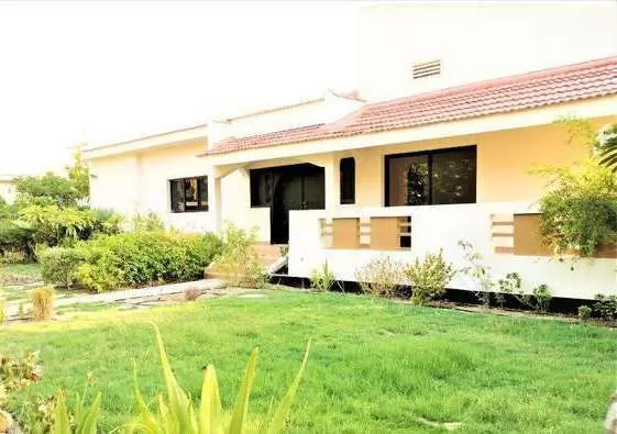 Résidentiel Propriété prête 2 + femme de chambre U / f Villa à Compound  a louer au Al-Manamah #26624 - 1  image 