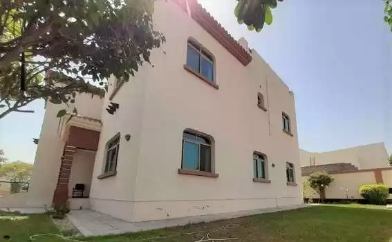 Wohn Klaar eigendom 5 + Zimmermädchen U/F Villa in Verbindung  zu vermieten in Al-Manama #26704 - 1  image 