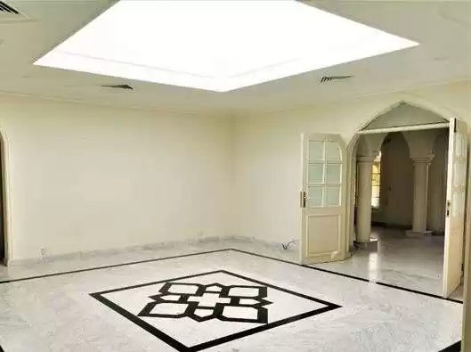 yerleşim Hazır Mülk 4+hizmetçi Yatak Odası U/F Site İçinde Villa  kiralık içinde Al-Manamah #26712 - 1  image 