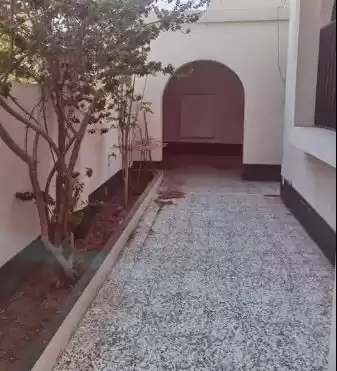 Wohn Klaar eigendom 5 + Zimmermädchen S/F Alleinstehende Villa  zu vermieten in Al-Manama #26719 - 1  image 