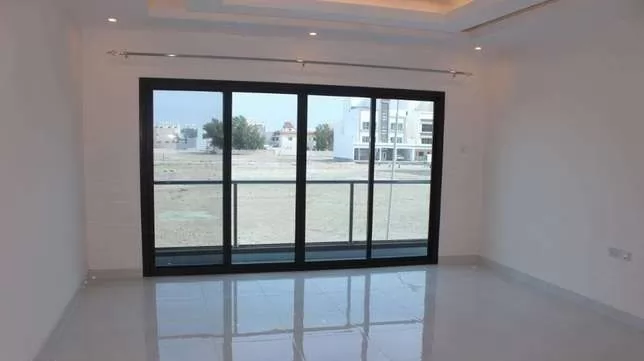 Wohn Klaar eigendom 2 + Magd Schlafzimmer U/F Wohnung  zu vermieten in Al-Manama #26733 - 1  image 