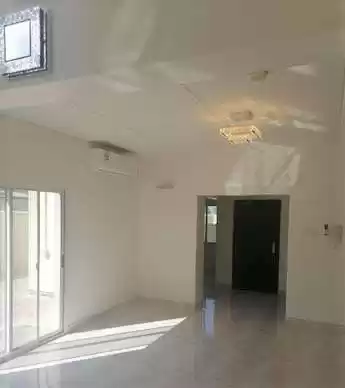 Wohn Klaar eigendom 3 + Magd Schlafzimmer U/F Villa in Verbindung  zu vermieten in Al-Manama #26770 - 1  image 