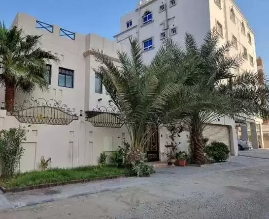 Жилой Готовая недвижимость 4+комнаты для горничных Ж/Ж Отдельная вилла  продается в Аль-Манама #26854 - 1  image 