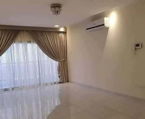 Wohn Klaar eigendom 2 + Magd Schlafzimmer U/F Wohnung  zu vermieten in Al-Manama #26903 - 1  image 