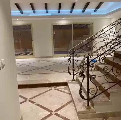 Wohn Klaar eigendom 4 + Zimmermädchen U/F Alleinstehende Villa  zu vermieten in Riad #26917 - 1  image 