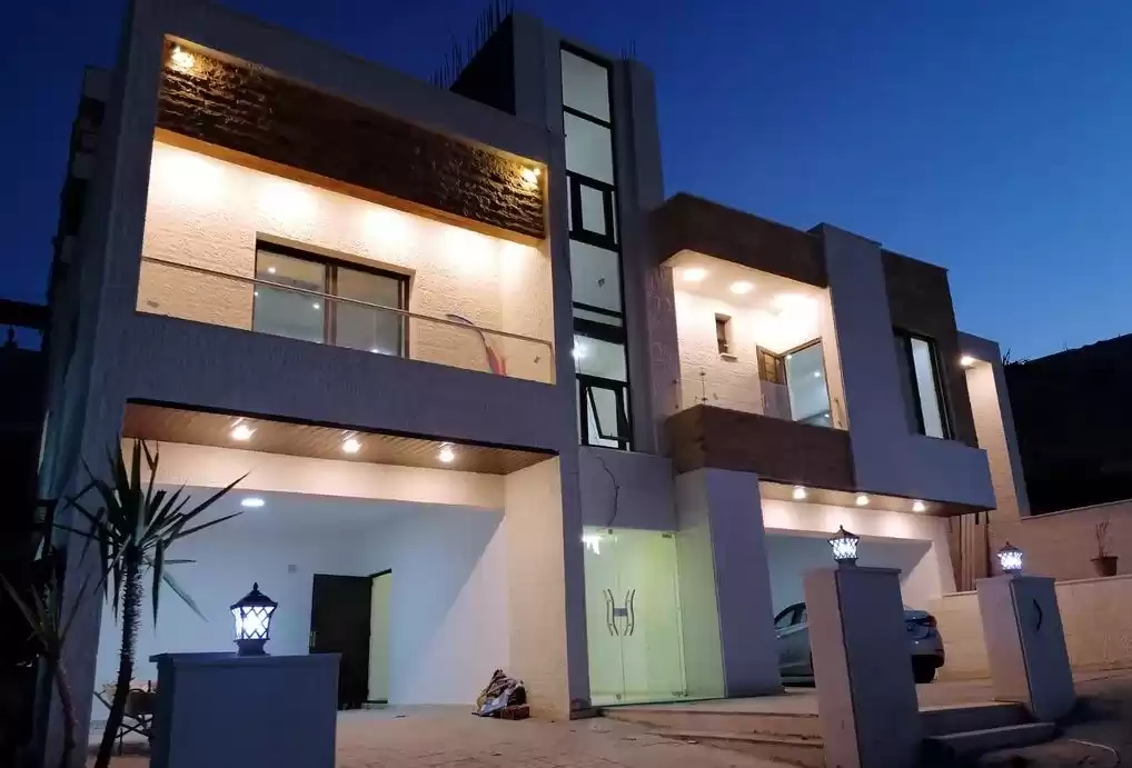 yerleşim Hazır Mülk 6+hizmetçi Yatak Odası U/F Apartman  satılık içinde Amman #26944 - 1  image 