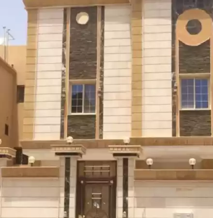 yerleşim Hazır Mülk 5+hizmetçi Yatak Odası U/F Müstakil Villa  satılık içinde Riyad #27277 - 1  image 
