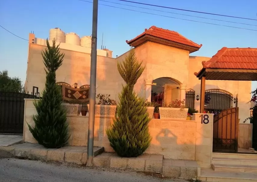 Wohn Klaar eigendom 6 + Zimmermädchen U/F Alleinstehende Villa  zu verkaufen in Amman #27339 - 1  image 