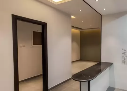 Жилой Готовая недвижимость 4+комнаты для горничных Н/Ф Квартира  продается в Эр-Рияд #27878 - 1  image 