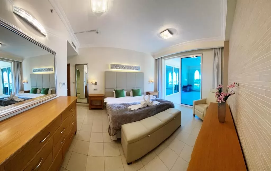 Residential Ready Property 1 Bedroom F/F Apartment  for rent in The-Pearl-Qatar , Doha-Qatar #38809 - 1  image 