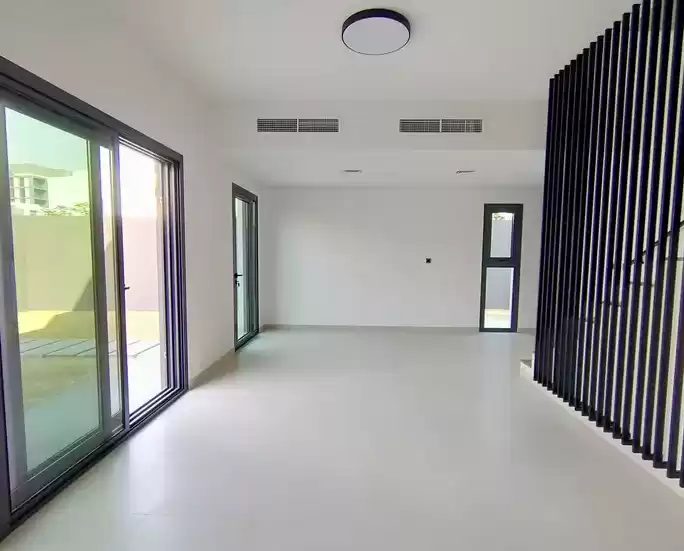 Жилой Готовая недвижимость 3 спальни Н/Ф Вилла в комплексе  в аренду в Дубай #38890 - 1  image 