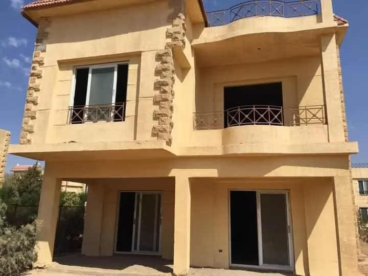 Жилой Готовая недвижимость 5+комнат для горничных Н/Ф Вилла в комплексе  продается в Эль-Аламейн , Матрух-мухафаза #40722 - 1  image 