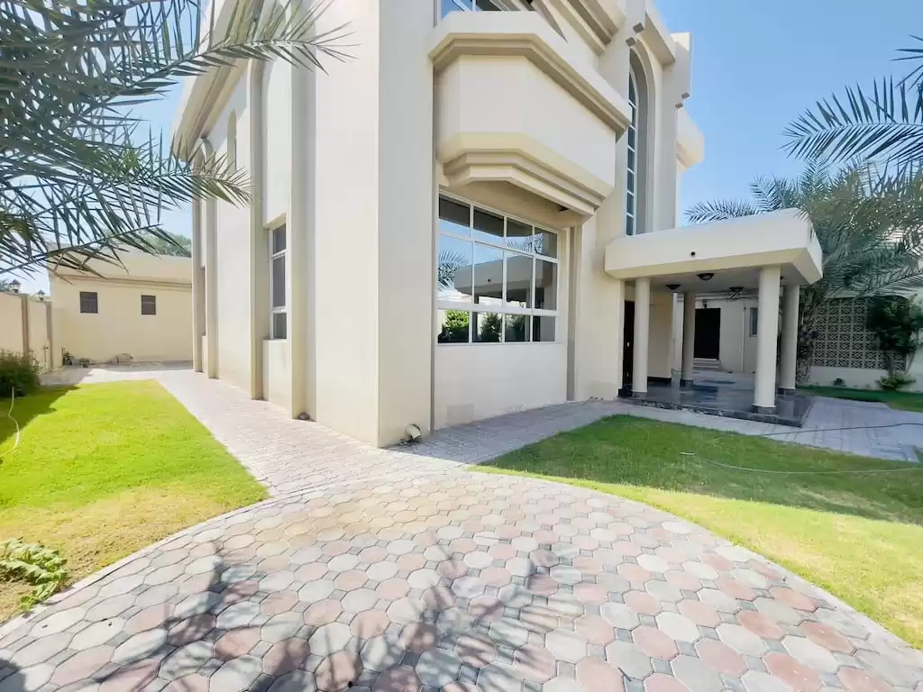 Wohn Klaar eigendom 4 Schlafzimmer F/F Alleinstehende Villa  zu vermieten in Bur Dubai , Dubai #51739 - 1  image 
