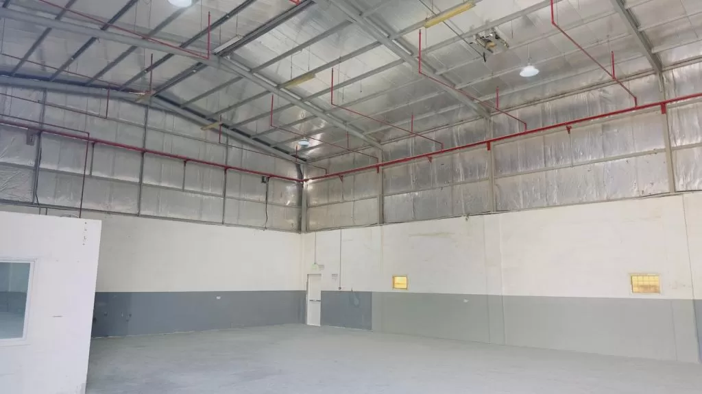 Kommerziell Klaar eigendom U/F Lagerhaus  zu vermieten in Industriegebiet , Doha #52669 - 1  image 