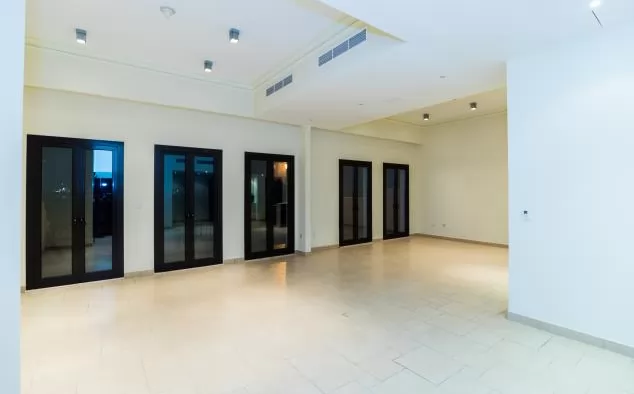 Residential Ready Property 2 Bedrooms S/F Townhouse  for rent in The-Pearl-Qatar , Doha-Qatar #7972 - 1  image 