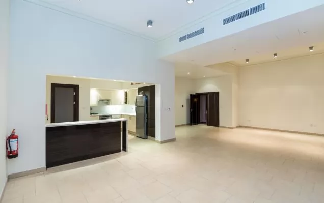Residential Ready Property 2 Bedrooms S/F Townhouse  for rent in The-Pearl-Qatar , Doha-Qatar #7972 - 2  image 
