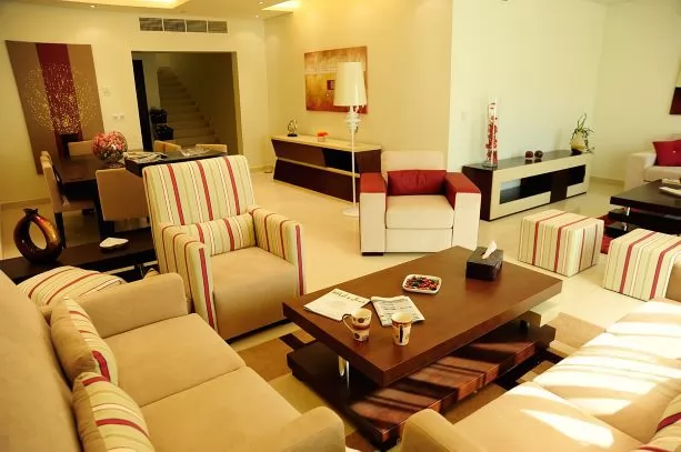 Wohn Klaar eigendom 4 + Zimmermädchen F/F Villa in Verbindung  zu vermieten in Doha #8042 - 1  image 
