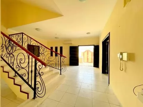 Residencial Listo Propiedad 3 + habitaciones de servicio S / F Villa Standerlone  alquiler en Doha #8052 - 1  image 