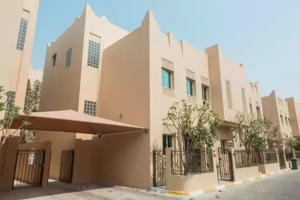 Wohn Klaar eigendom 3 + Magd Schlafzimmer S/F Villa in Verbindung  zu vermieten in Al Sadd , Doha #8055 - 1  image 