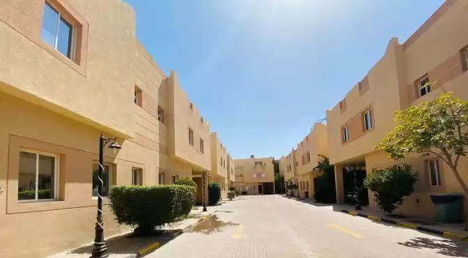 yerleşim Hazır Mülk 4+hizmetçi Yatak Odası U/F Site İçinde Villa  kiralık içinde Al Sadd , Doha #8061 - 1  image 