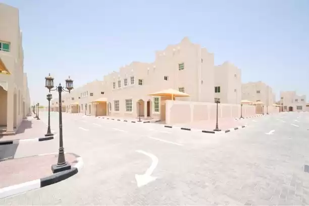 Жилой Готовая недвижимость 5 спален Н/Ф Квартира  в аренду в Аль-Садд , Доха #8063 - 1  image 