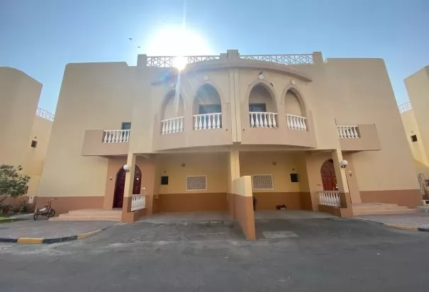 Wohn Klaar eigendom 4 + Zimmermädchen S/F Villa in Verbindung  zu vermieten in Doha #8064 - 1  image 
