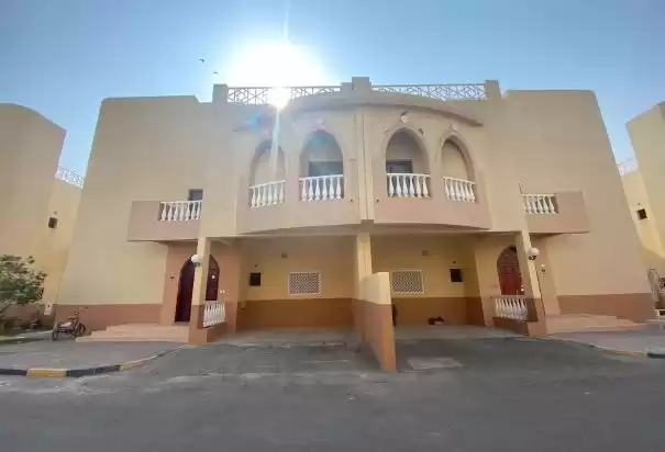 Résidentiel Propriété prête 4 + femme de chambre S / F Villa à Compound  a louer au Doha #8064 - 1  image 