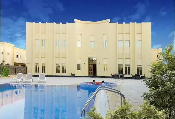 Residencial Listo Propiedad 5 + habitaciones de servicio S / F Villa en Compound  alquiler en Doha #8065 - 1  image 