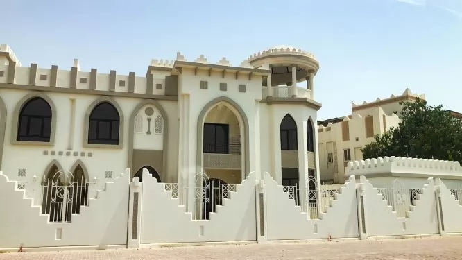 yerleşim Hazır Mülk 5+hizmetçi Yatak Odası U/F Site İçinde Villa  kiralık içinde Al Sadd , Doha #8079 - 1  image 