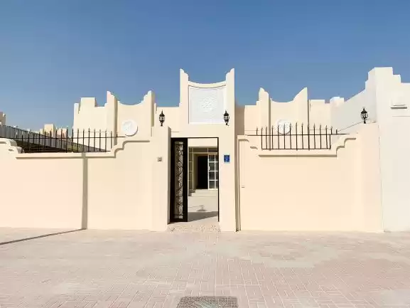 yerleşim Hazır Mülk 3 yatak odası U/F Site İçinde Villa  kiralık içinde Al Sadd , Doha #8084 - 1  image 