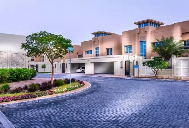 yerleşim Hazır Mülk 4+hizmetçi Yatak Odası S/F Site İçinde Villa  kiralık içinde Al Sadd , Doha #8090 - 1  image 
