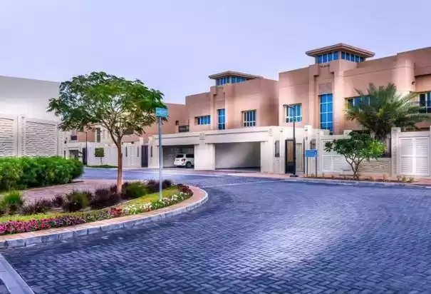 Residencial Listo Propiedad 4 + habitaciones de servicio S / F Villa en Compound  alquiler en al-sad , Doha #8090 - 1  image 