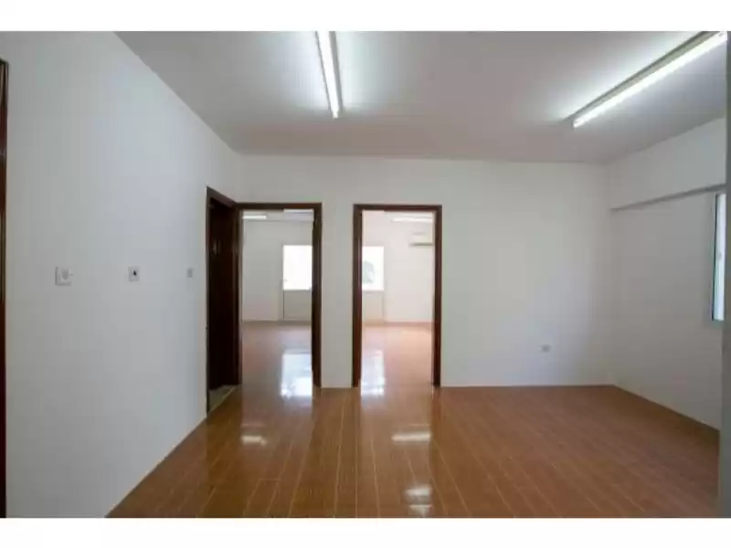 Wohn Klaar eigendom 2 Schlafzimmer U/F Wohnung  zu vermieten in Doha #8099 - 1  image 