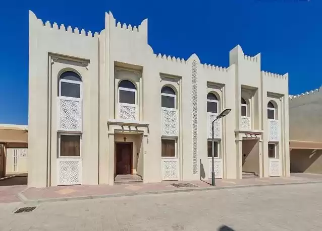 Résidentiel Propriété prête 5 chambres F / F Villa à Compound  a louer au Al-Sadd , Doha #8102 - 1  image 