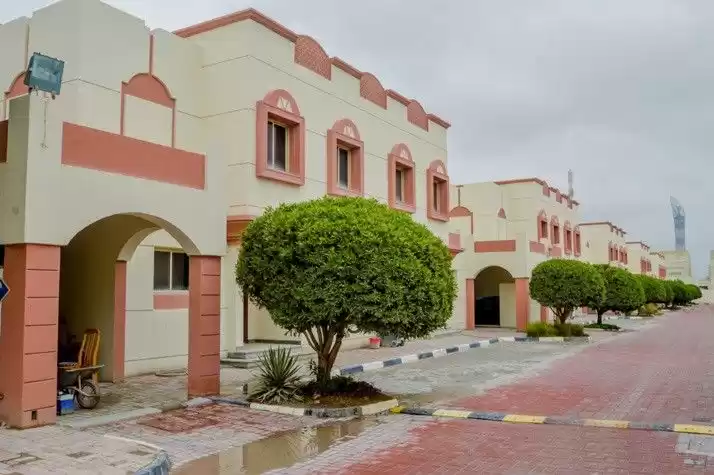 Residencial Listo Propiedad 4 + habitaciones de servicio S / F Villa en Compound  alquiler en al-sad , Doha #8108 - 1  image 