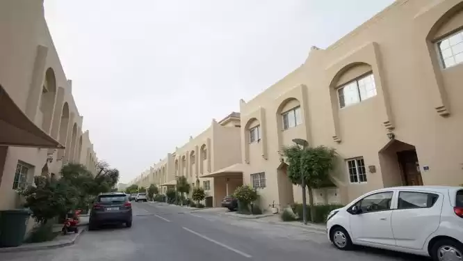 Résidentiel Propriété prête 3 chambres S / F Villa à Compound  a louer au Al-Sadd , Doha #8121 - 1  image 