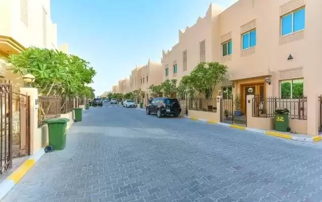 Residencial Listo Propiedad 4 habitaciones S / F Villa en Compound  alquiler en al-sad , Doha #8122 - 1  image 