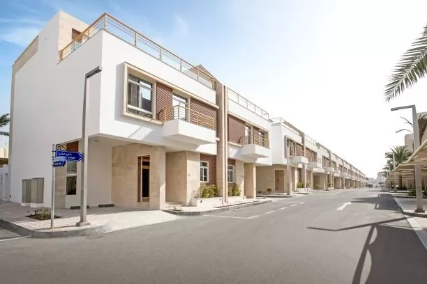 Résidentiel Propriété prête 3 + femme de chambre F / F Villa à Compound  a louer au Al-Sadd , Doha #8126 - 1  image 