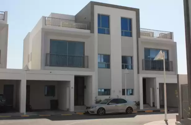 yerleşim Hazır Mülk 3+hizmetçi Yatak Odası F/F Apartman  kiralık içinde Doha #8186 - 1  image 