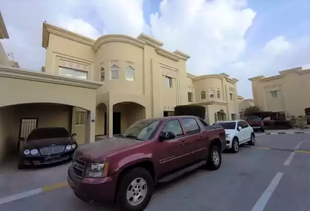 Résidentiel Propriété prête 5 chambres U / f Villa autonome  a louer au Al-Sadd , Doha #8244 - 1  image 