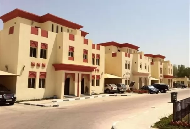 yerleşim Hazır Mülk 3+hizmetçi Yatak Odası F/F Site İçinde Villa  kiralık içinde Doha #8290 - 1  image 