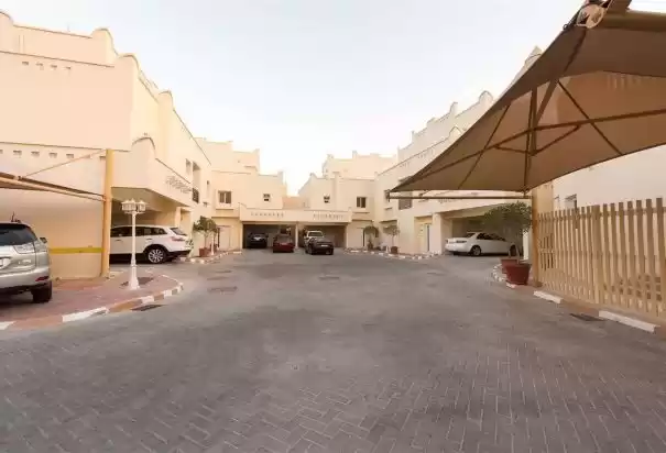 Residencial Listo Propiedad 4 habitaciones U / F Villa en Compound  alquiler en al-sad , Doha #8362 - 1  image 
