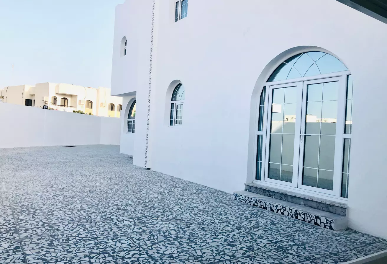 yerleşim Hazır Mülk 5+hizmetçi Yatak Odası U/F Müstakil Villa  kiralık içinde Al Sadd , Doha #8367 - 1  image 
